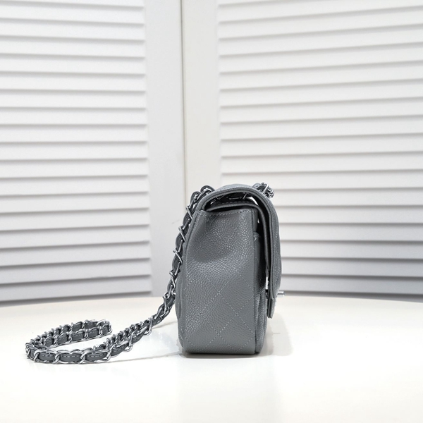 シャネルバッグ背面デザイン